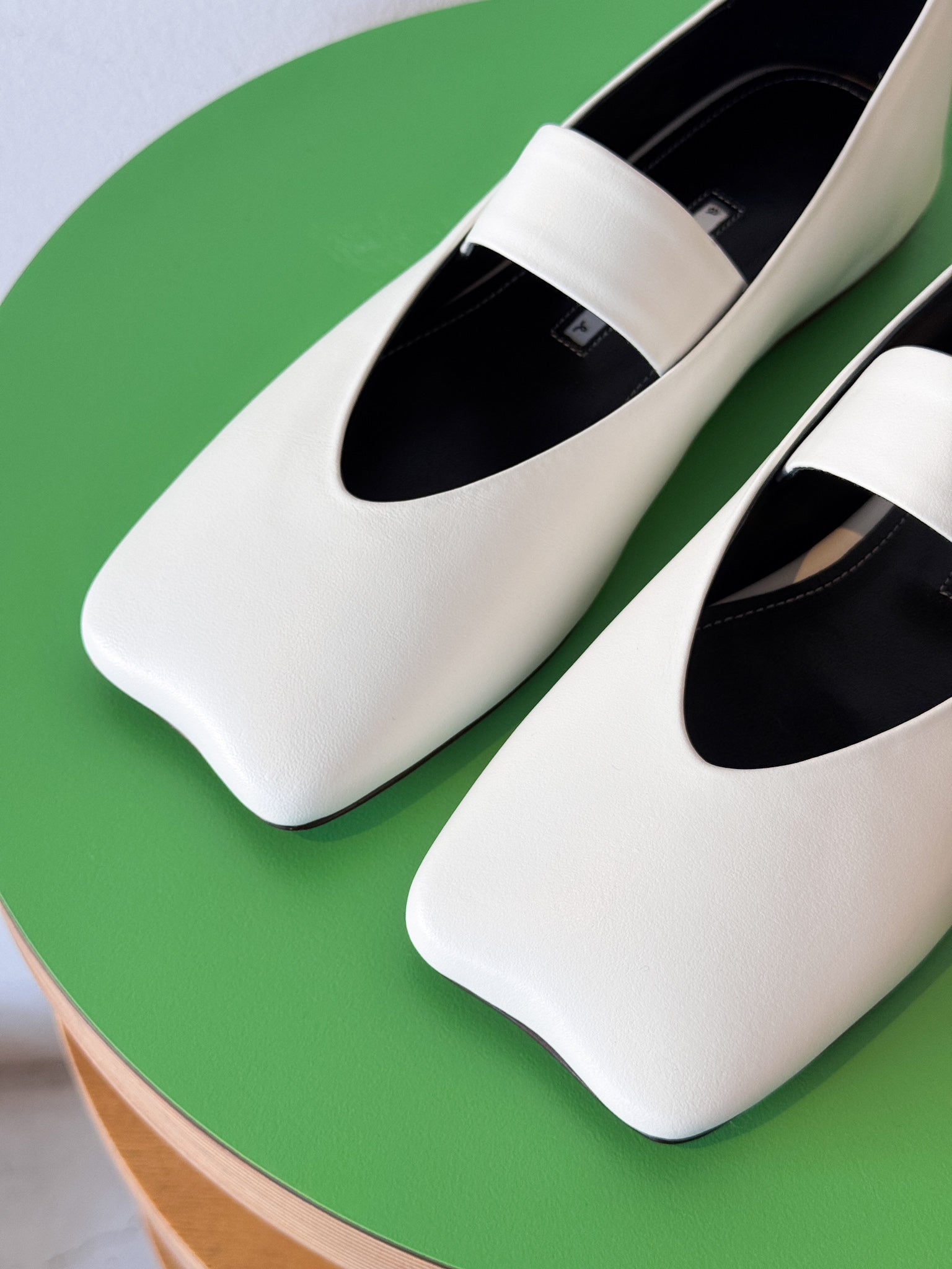 Oojoo Ballerina Flats (White)