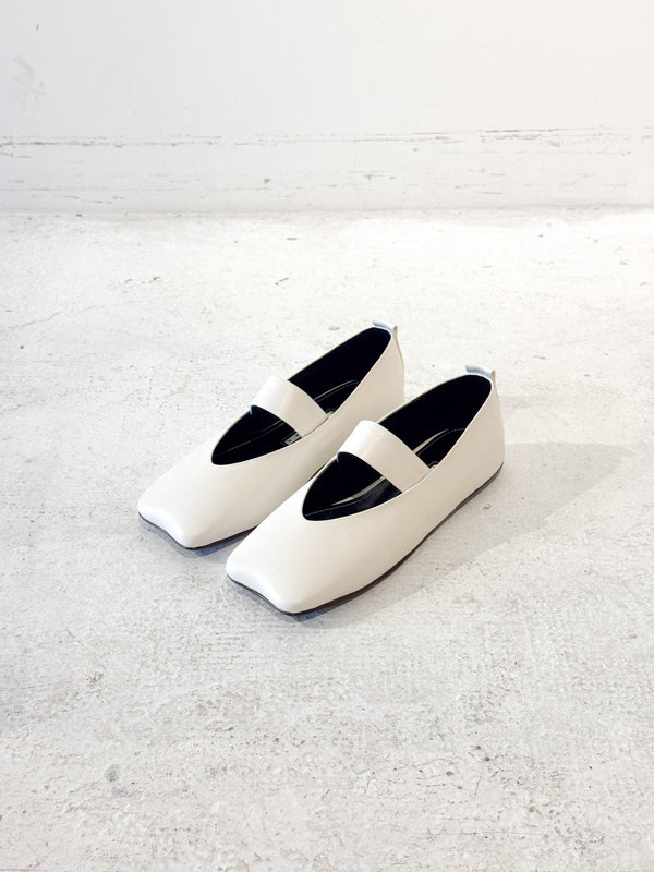 Oojoo Ballerina Flats (White)