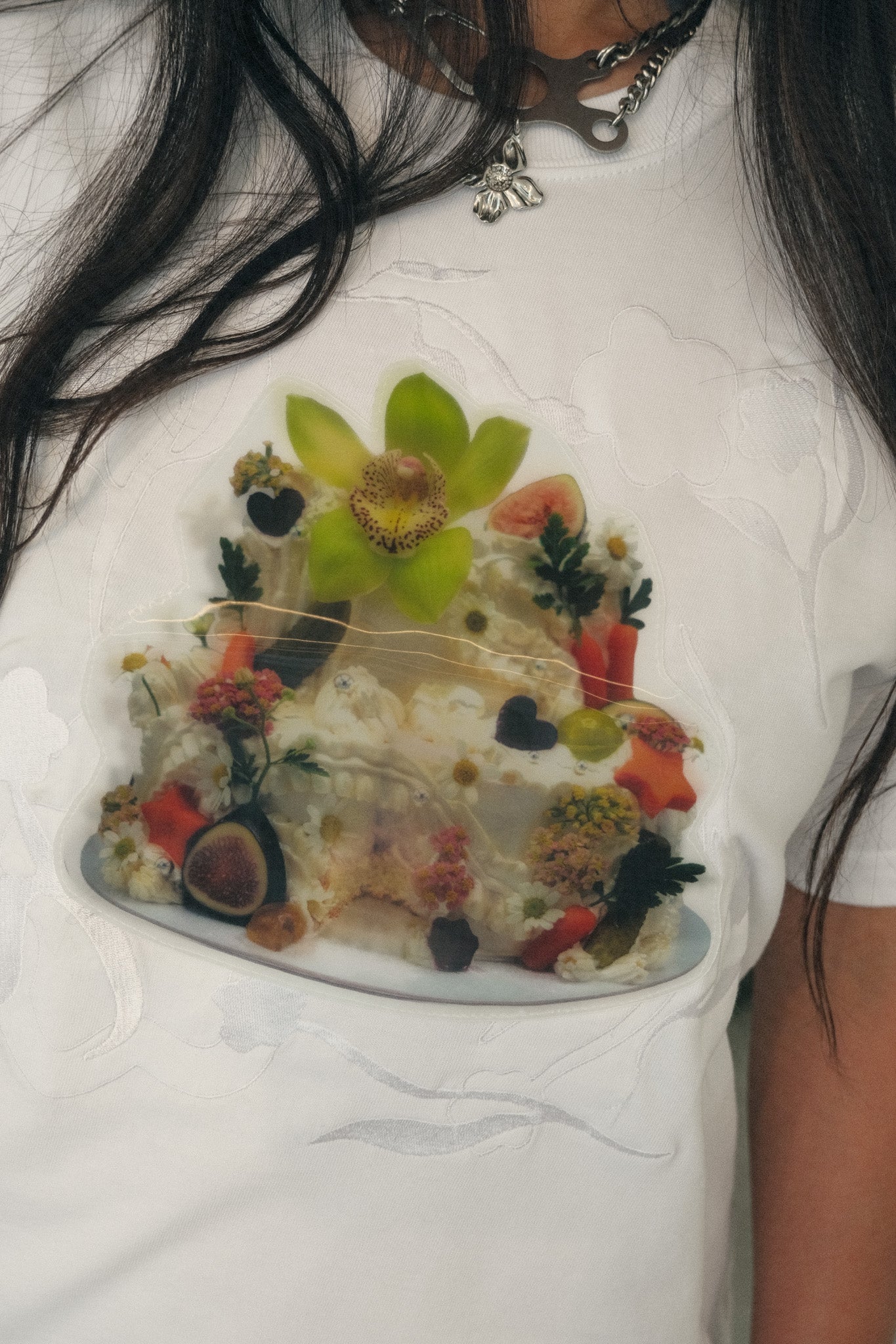 Embroidered Queremos Pasteles Cake Patch Tee