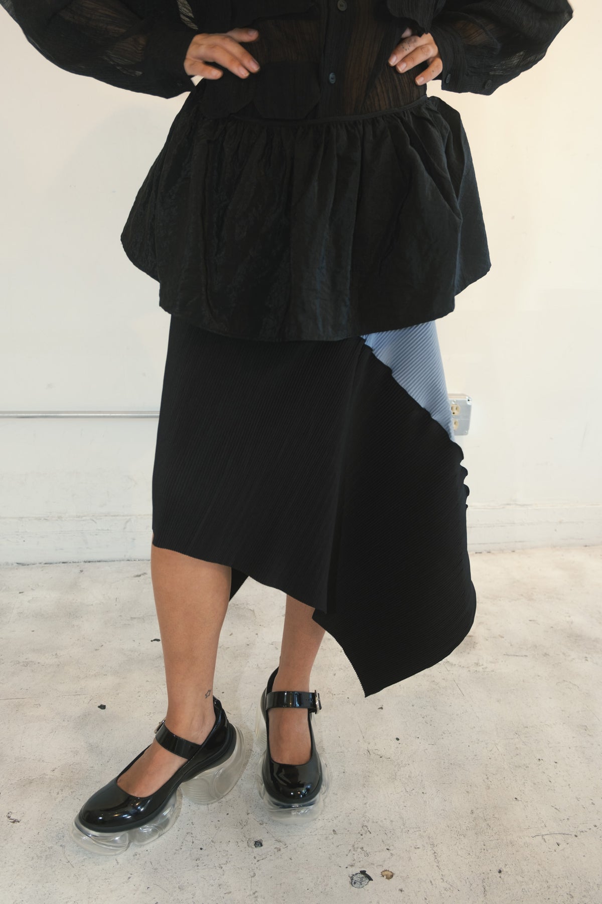 Sheen Nylon Peplum Apron (Obsidian)