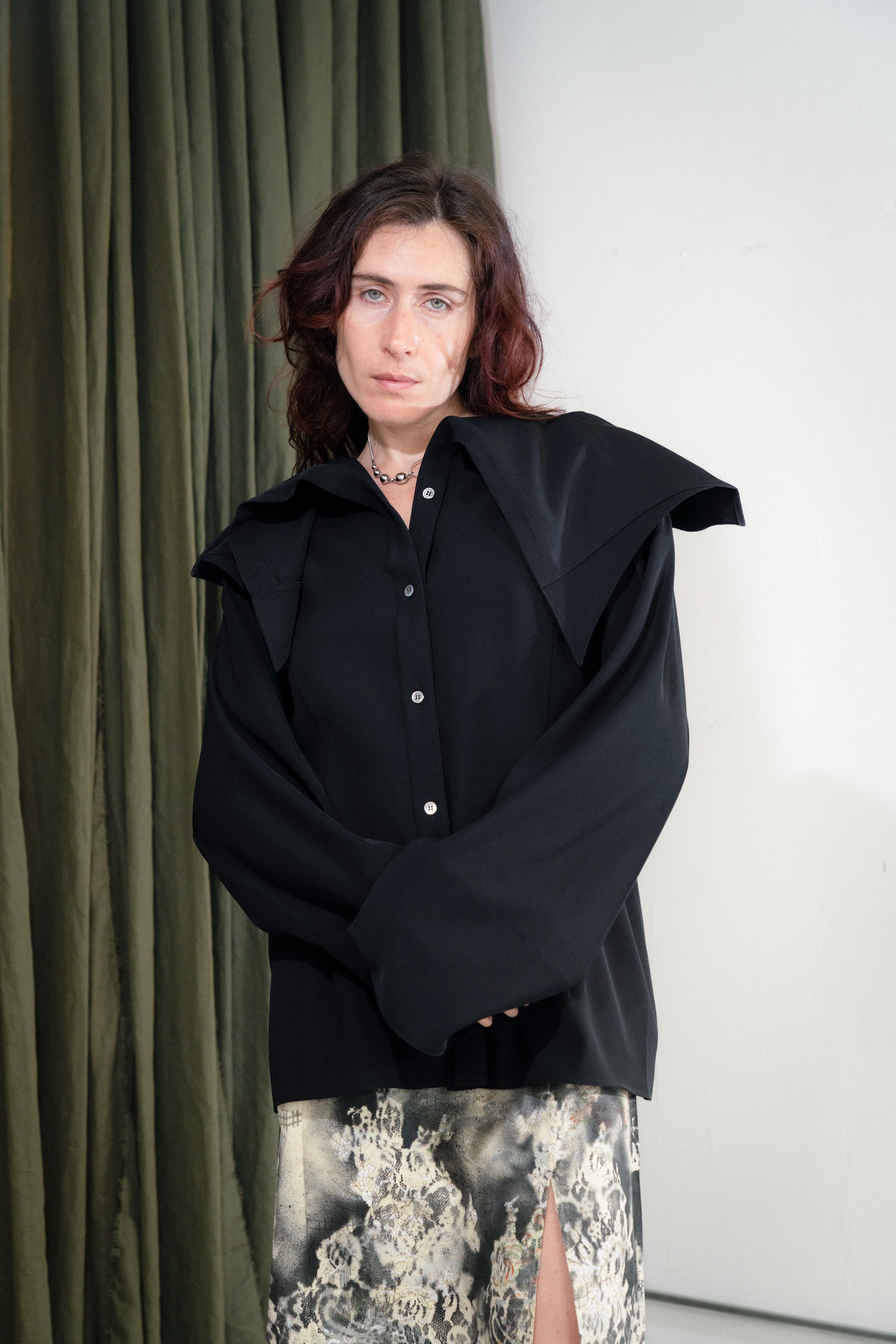 Unfixed Collar Shirt (Black)