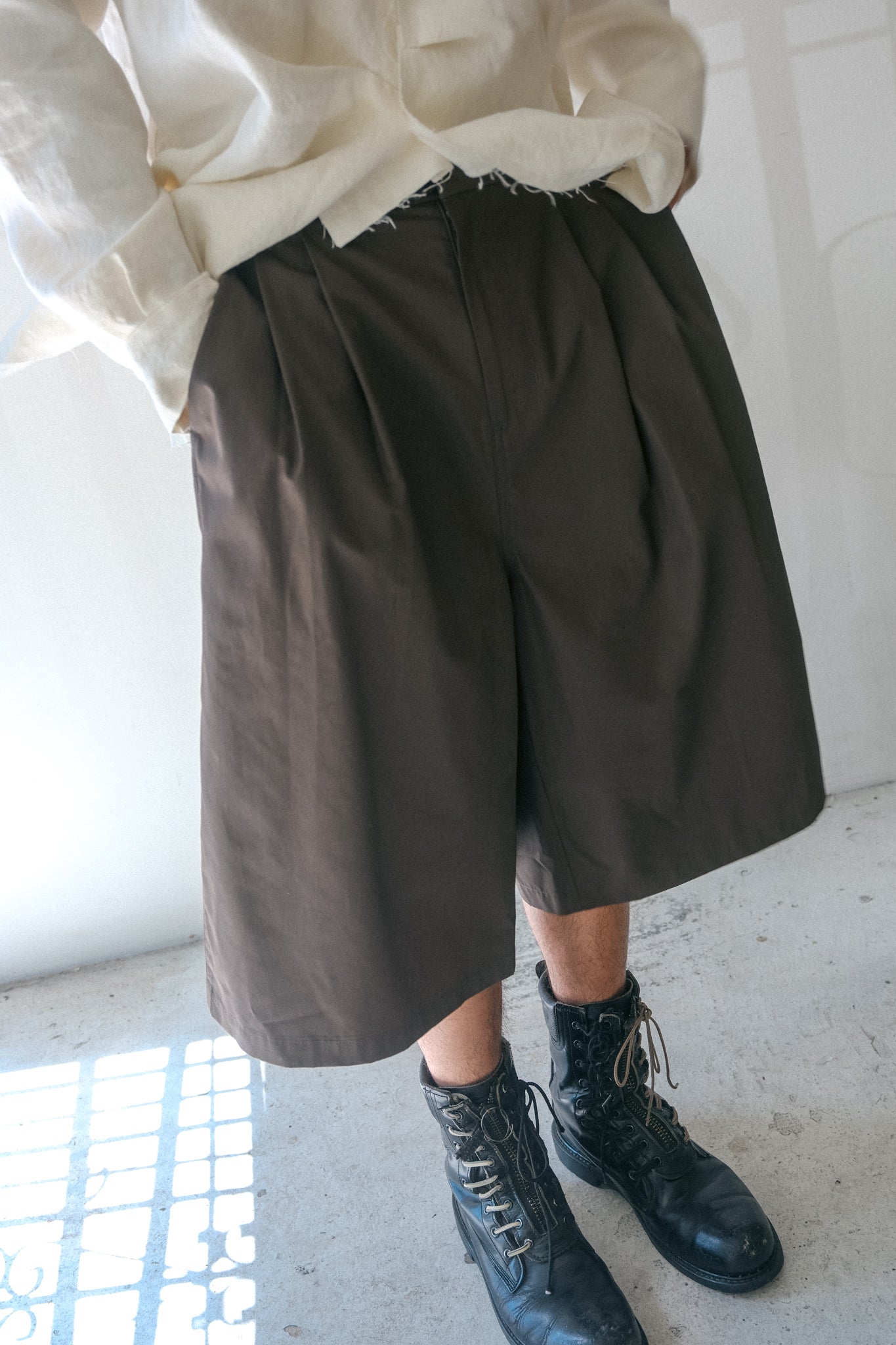 Two Tuck Wide Shorts (Brown)